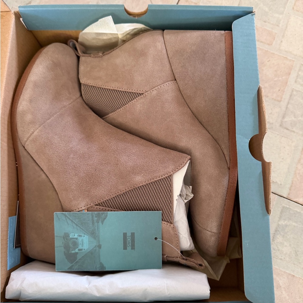 NWT TOMS Women's Kelsey Taupe Gray Suede Wedge Booties Size 9